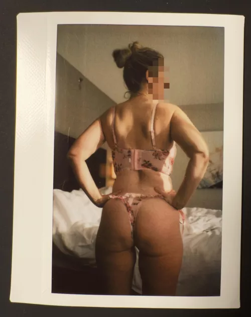 Hotel room, lingerie & MILF booty