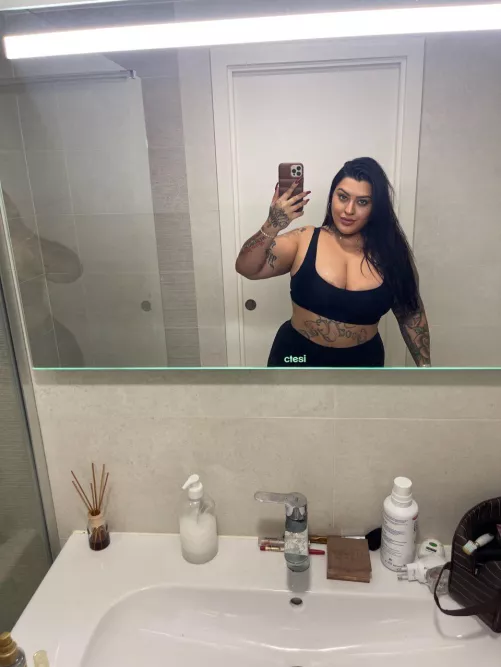 I love men who can make me moan loud
