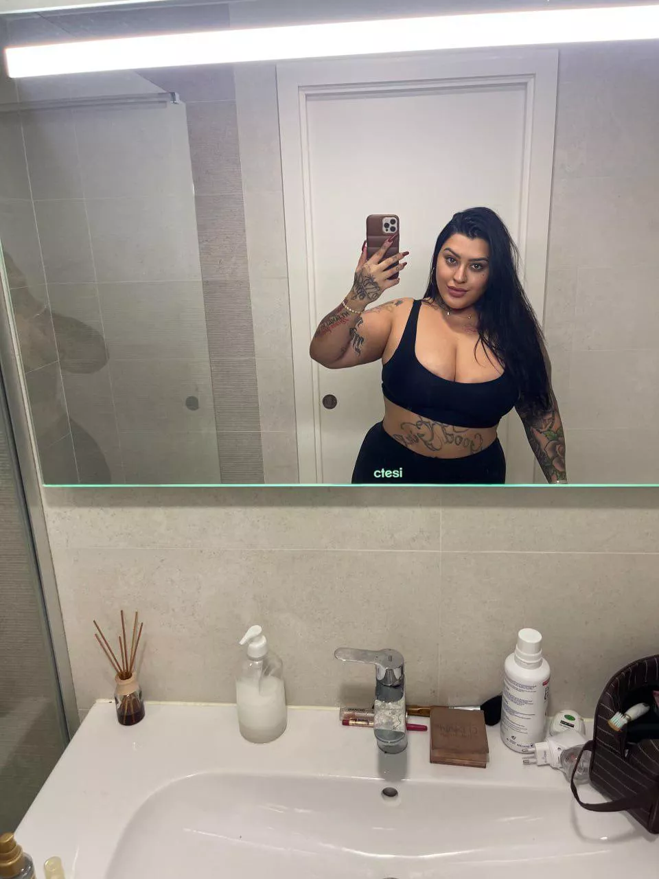 I love men who can make me moan loud
