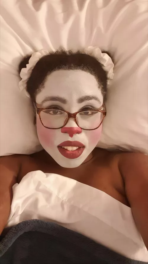 I'm sleepy 😴 Whowants to tell me a bedtime story and cuddle 🧸