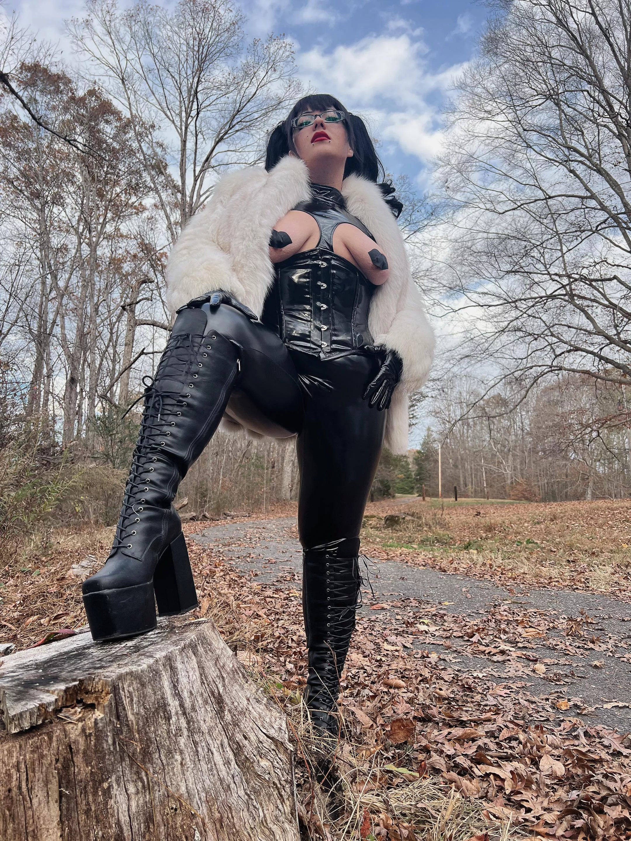 It’s finally fur weather! 🖤
