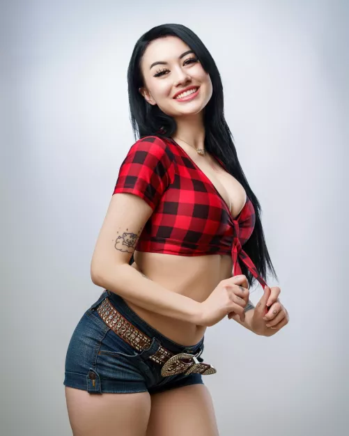 Itty bitty blue shorts with a big belt combo >>>