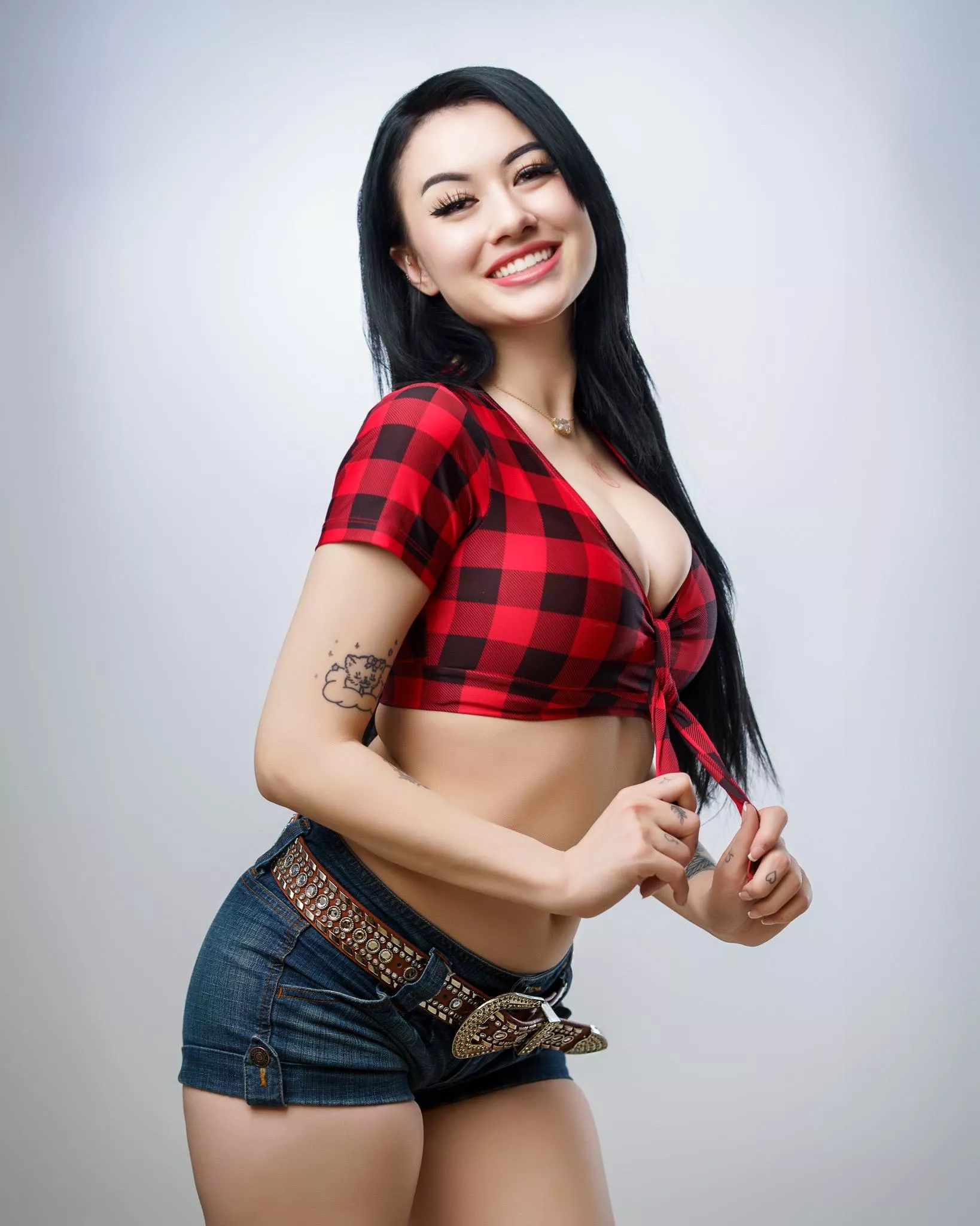 Itty bitty blue shorts with a big belt combo >>>