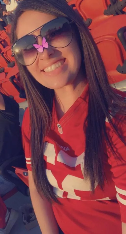 Let me be your breeding whore on game day 🤍