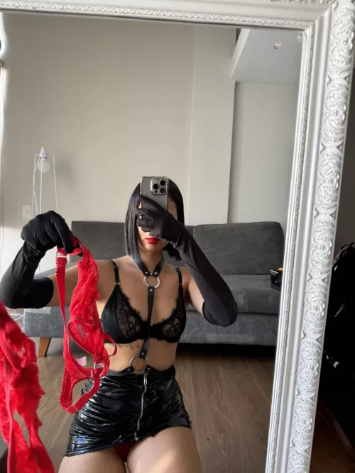 Looking for a submissive who respects a very sexy and intelligent woman. 