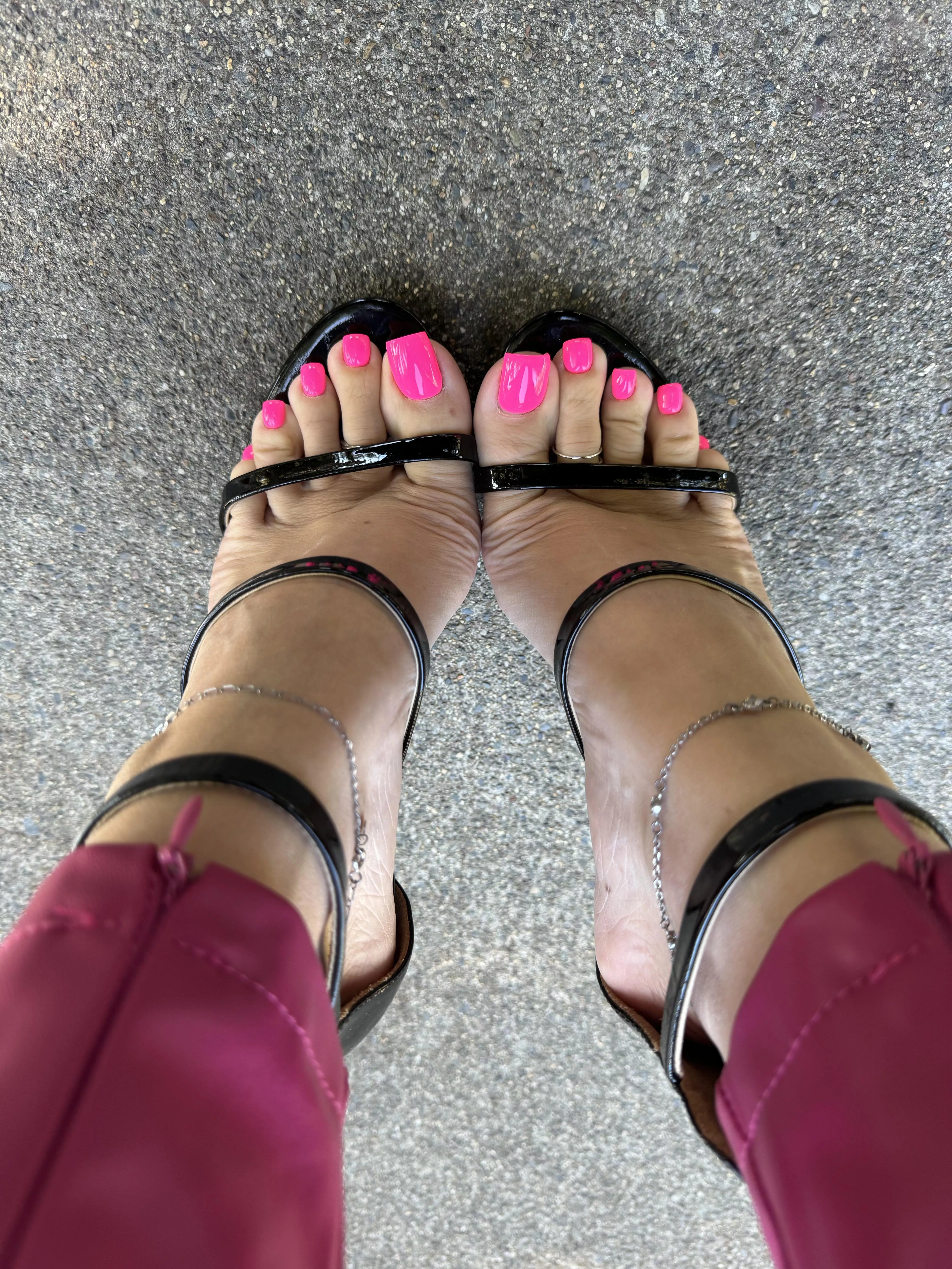 My beauties 😍 Would you like to touch my toes? 😉