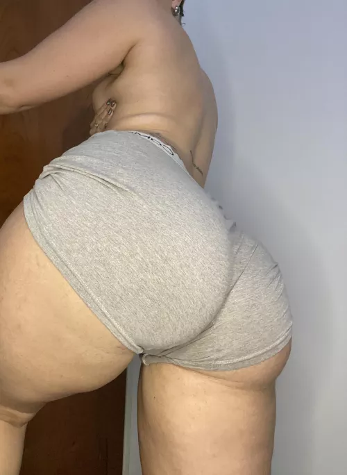 My huge ass is better than your bored wife's. Come with me daddy