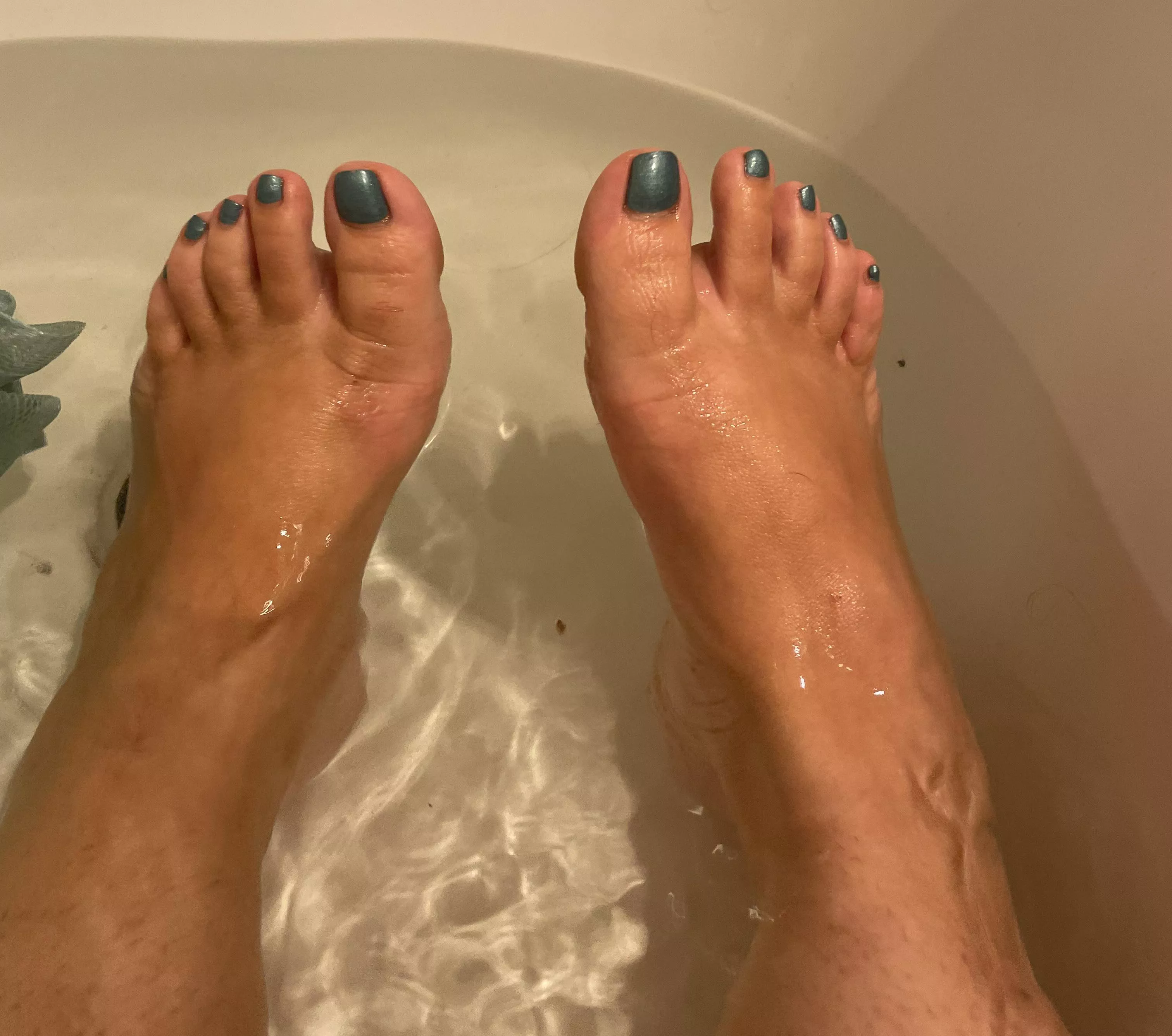 My pretty toes in the bath 