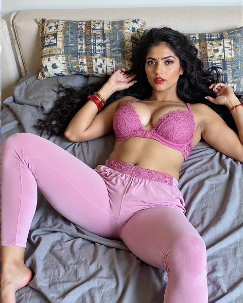 Newly wed Bhabhi after her workout (Comment your fantasies)