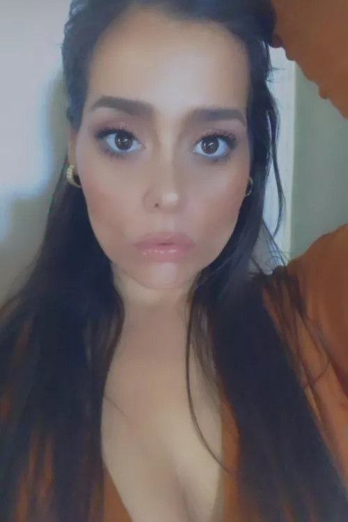 Putting my hair back before convincing you to go Black Friday shopping 😈