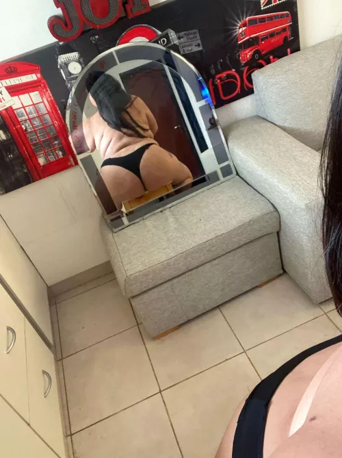 say hi if you like big booty, and i'll send you a gift