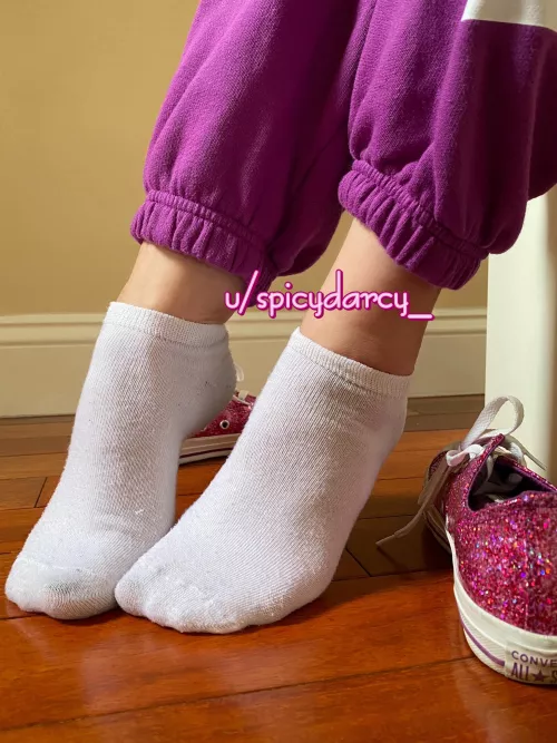 White socks and pink sweat pants look good together , right? 