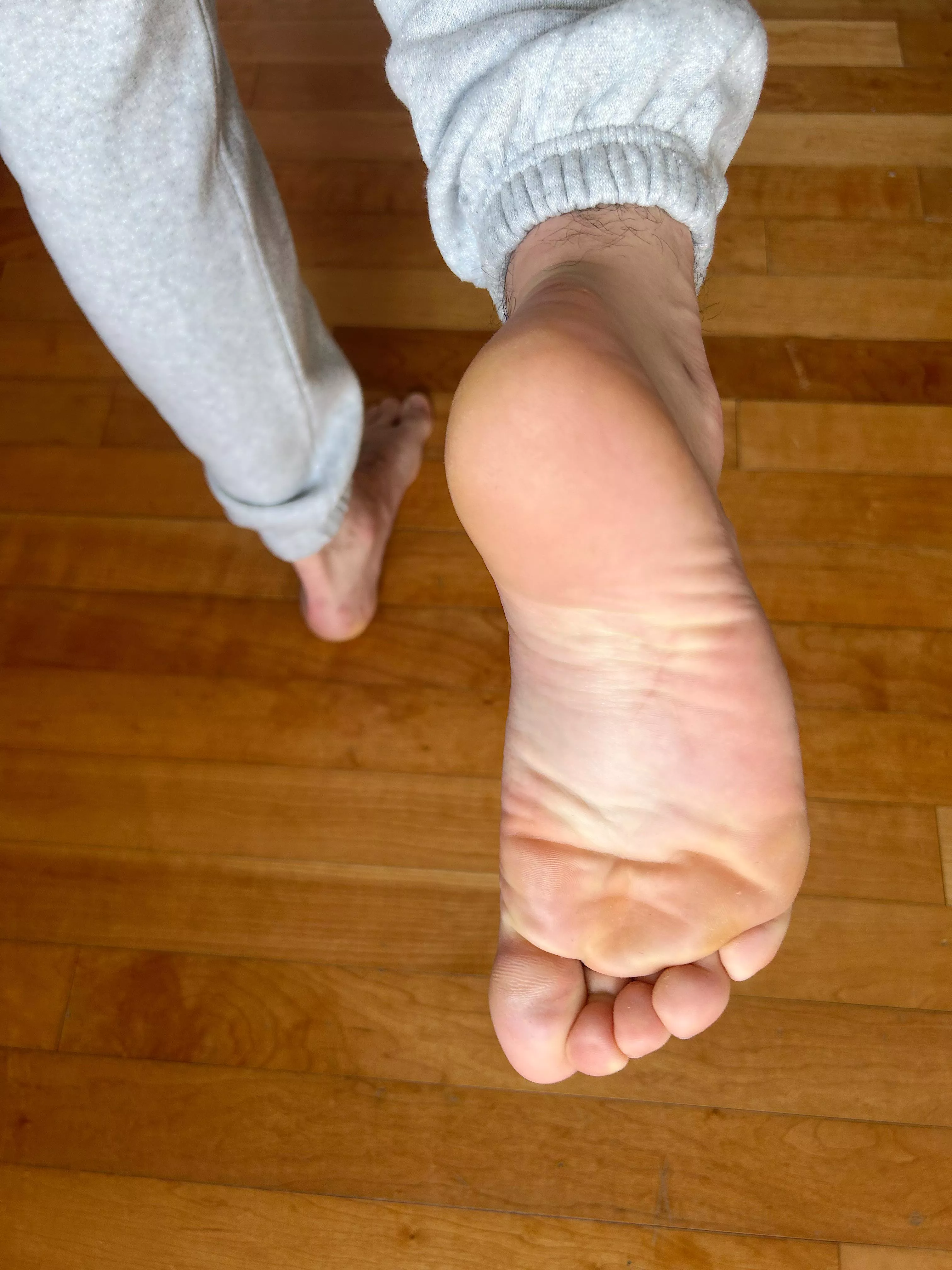 Who likes twinks who are always barefoot?  