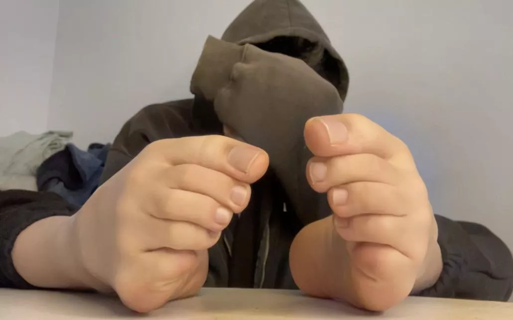 You can suck my toes if you’re a good boy ☺️