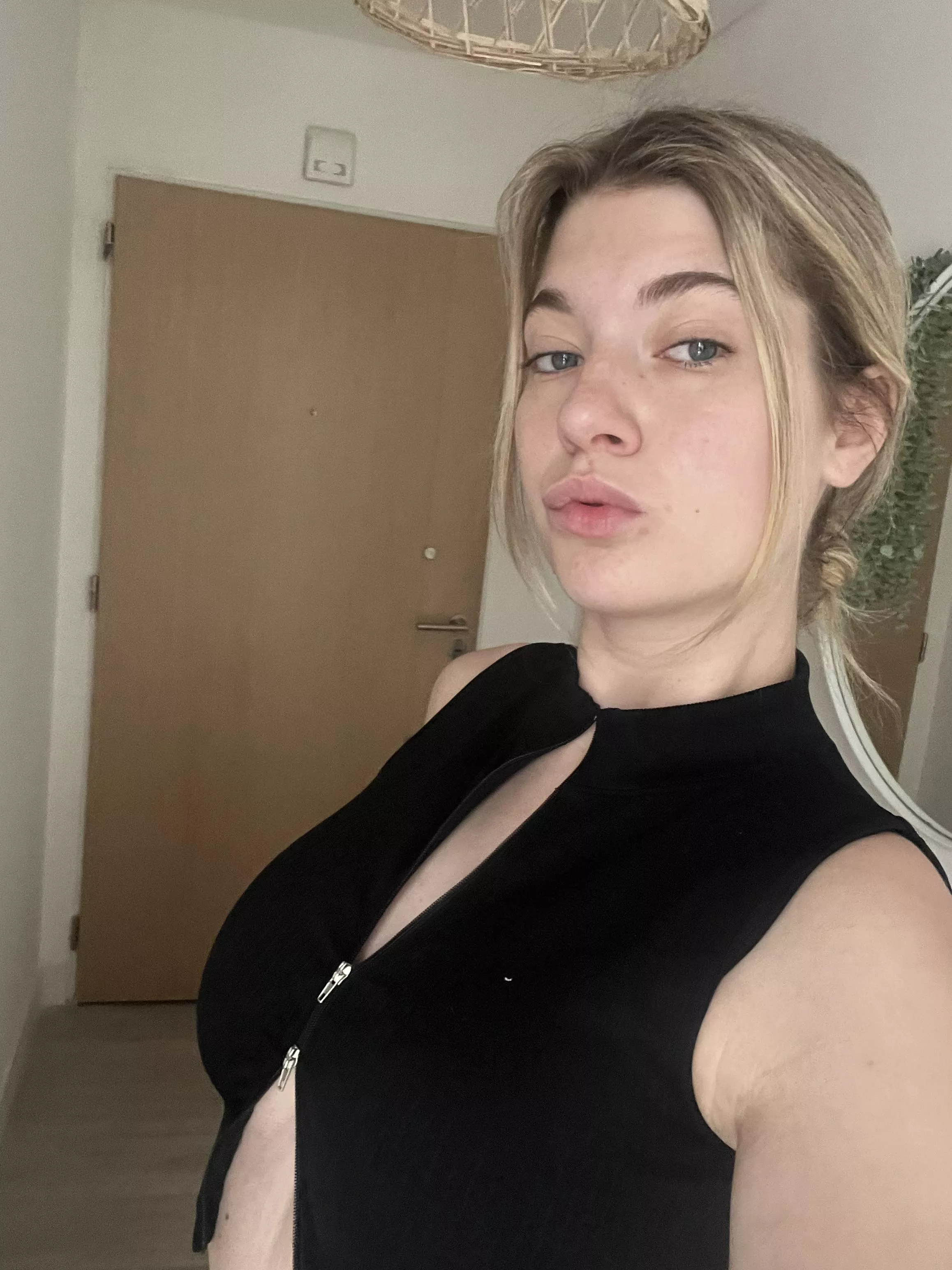 19 F looking for an older dadddy to fill me up next week