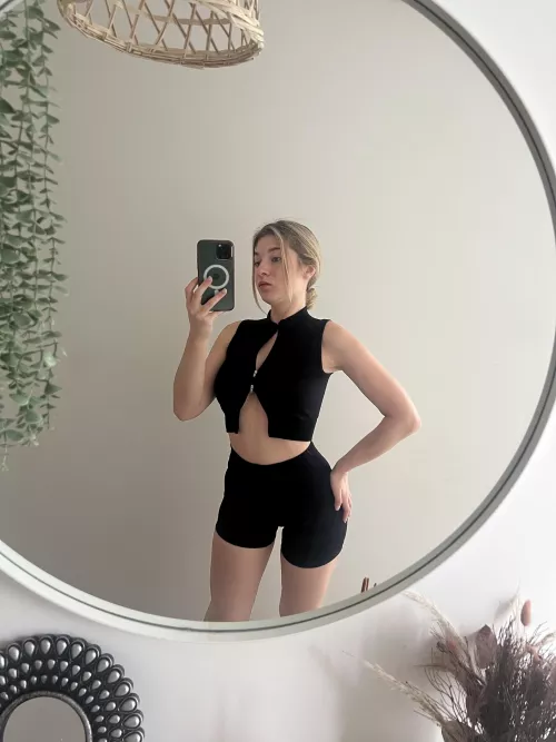 19F looking for a couple of nights of fun and creampies with someone cool next week. i can get naked for you all day long.