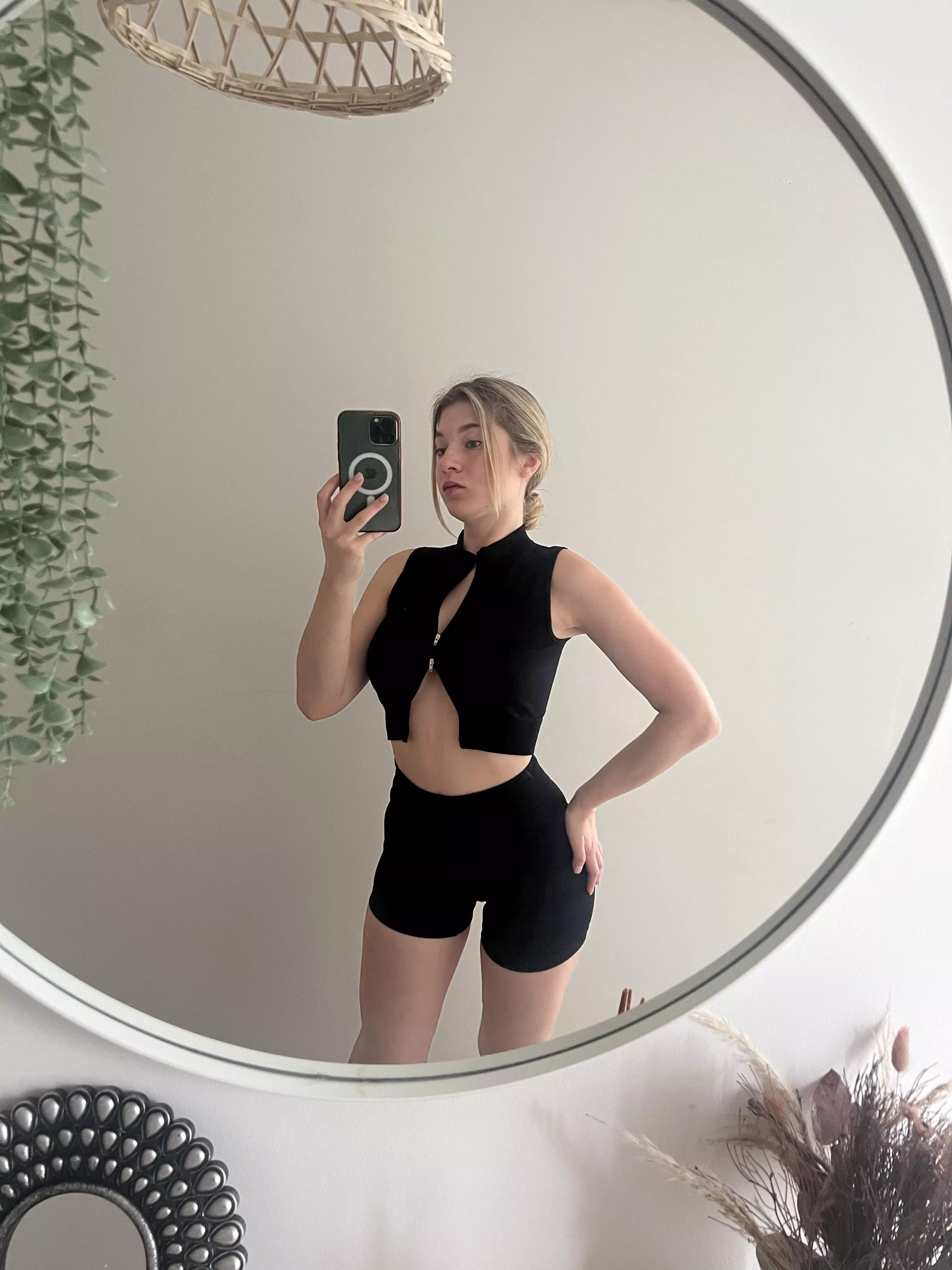 19F looking for a couple of nights of fun and creampies with someone cool next week. i can get naked for you all day long.