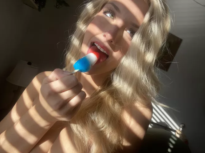 25F looking for someone to send pics to . Message me :)