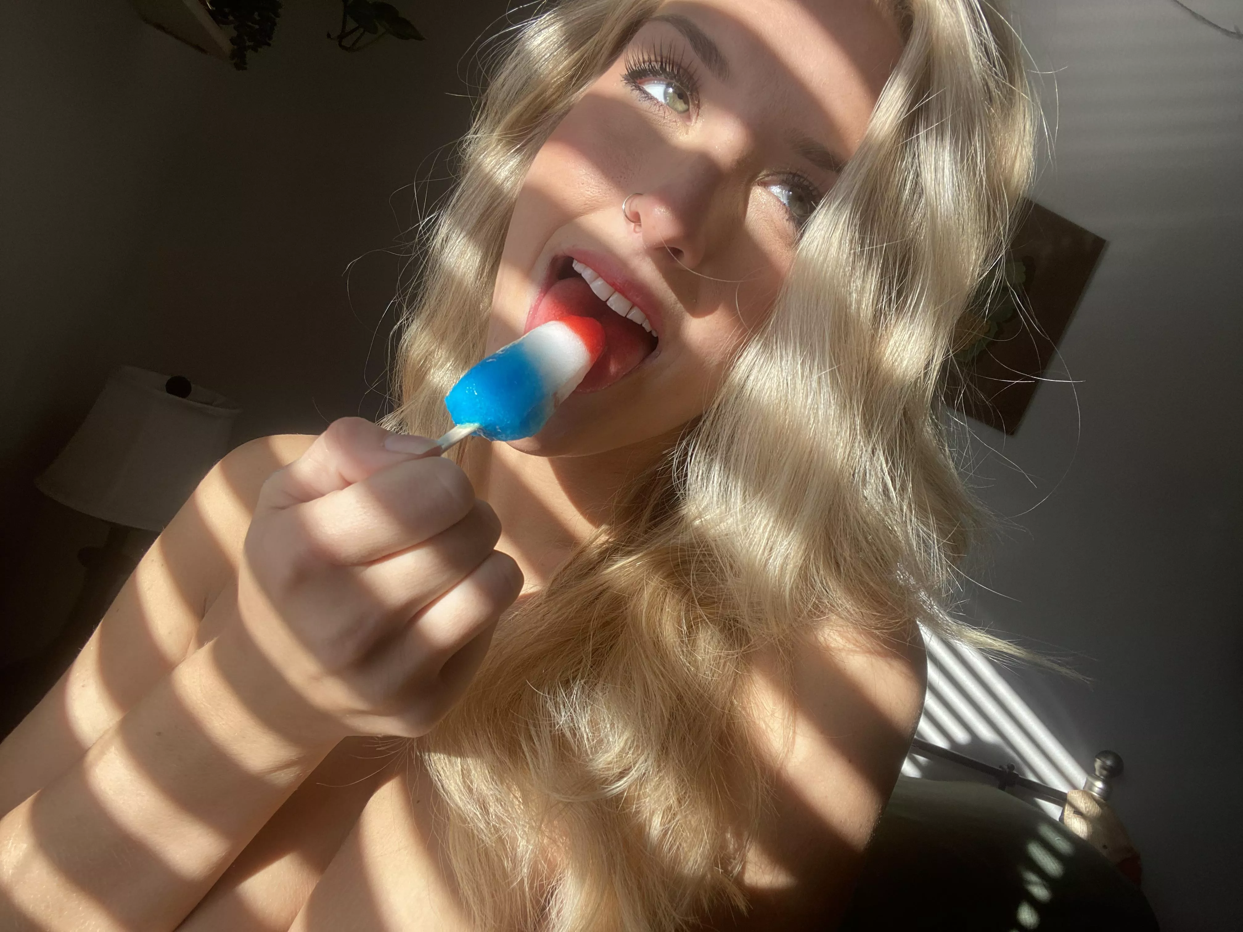 25F looking for someone to send pics to . Message me :)