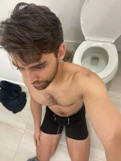 25M looking to pay to complete toilet tasks 