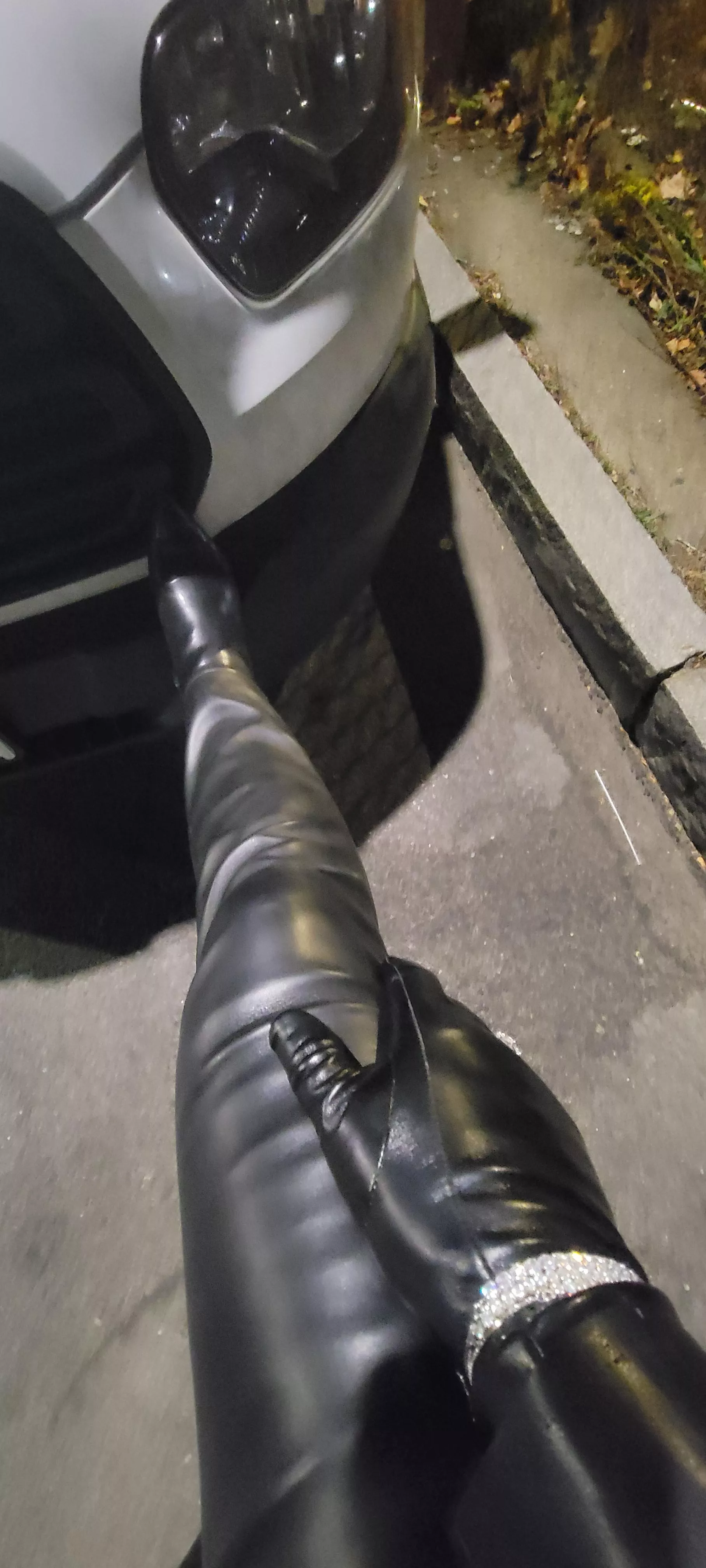 42 [S4A] #Boston - Leather clad sissy looking for fun