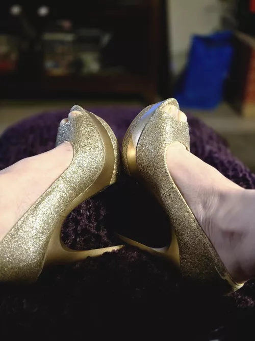 All I want for Xmas is a pedicure to compliment these heels 🎄✨️