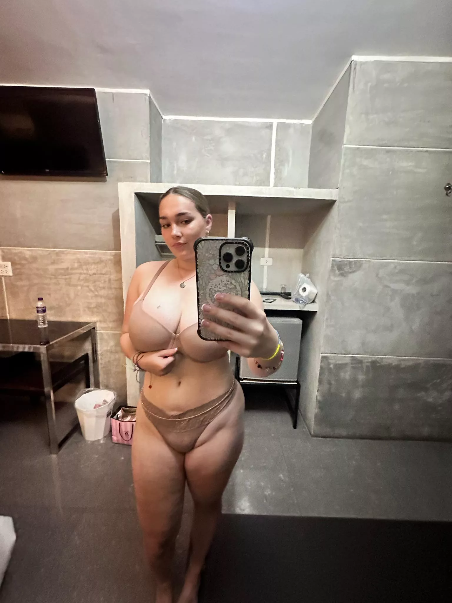 Any BBC who can help me forget and have fun tonight? send me a DM with pic to verify!