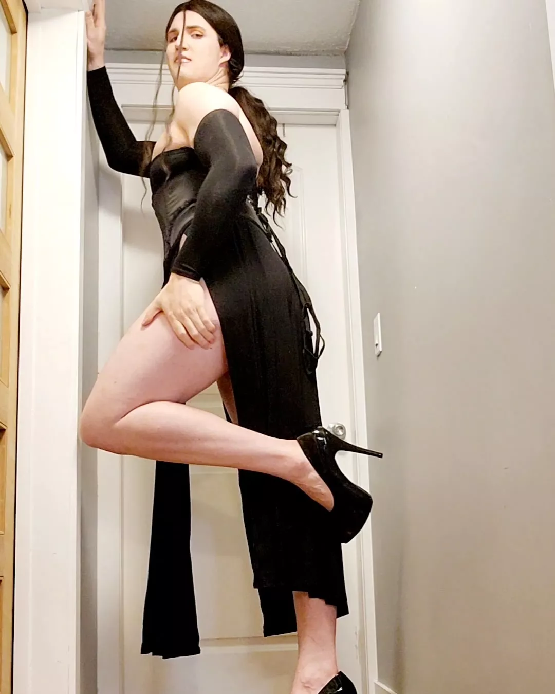 Any ladies like a tall fem in high heels?