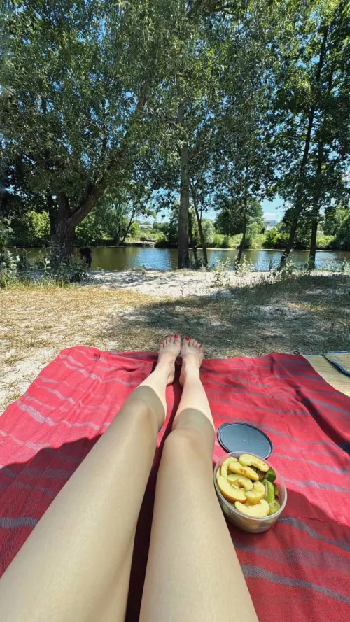 Are you love my red toes on my feet ?