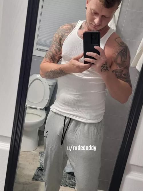 Can't figure out why women love gray sweatpants so much 😜