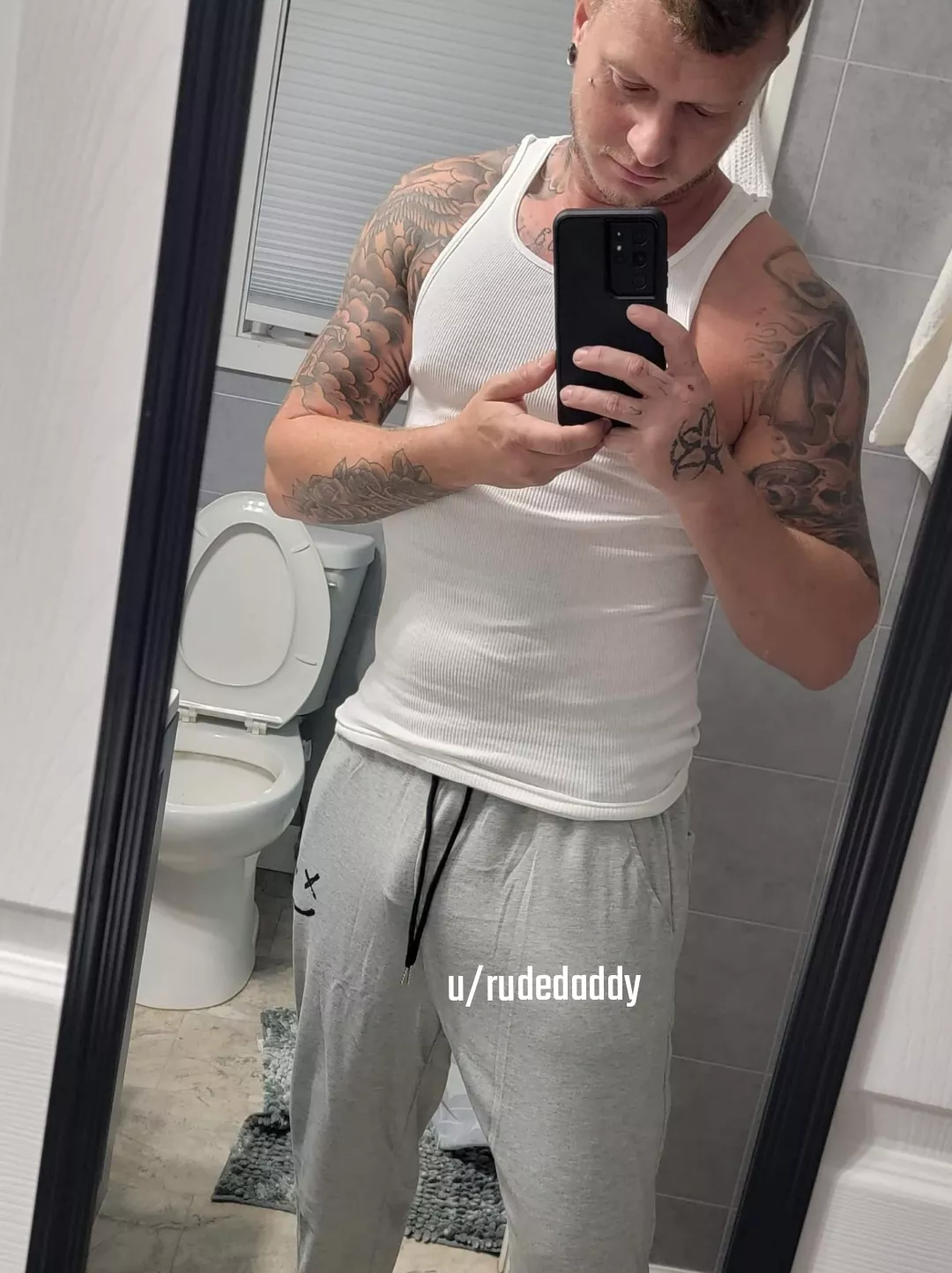 Can't figure out why women love gray sweatpants so much 😜