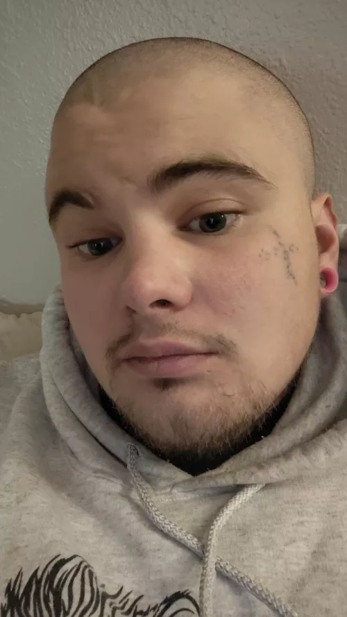 Cos 25 looking for sexy milf or cougar 