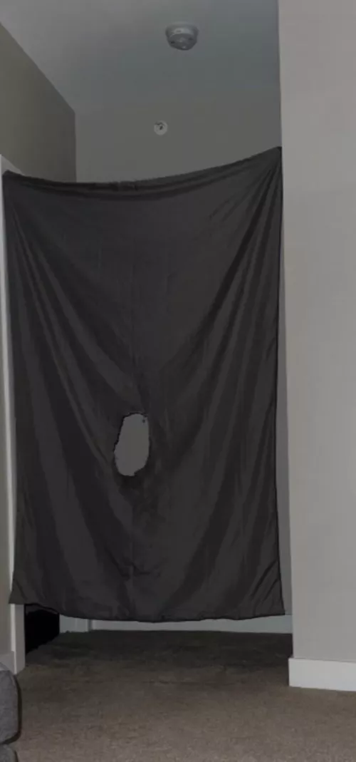 DL stud hosting anon head. Come thru and use my throat thru the gloryhole. 