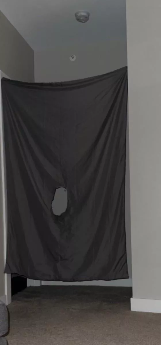 DL stud hosting anon head. Come thru and use my throat thru the gloryhole. 