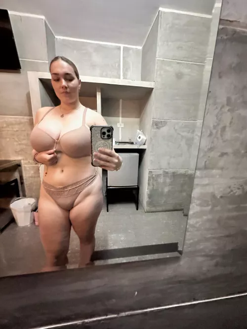 Feeling betrayed and heartbroken by my ex. Looking for a little distraction to help me forget tonight 