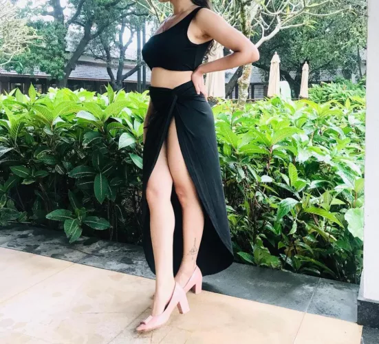 Good morning goa. Couple in 30s looking to connect with like minded couples . Enjoy the morning view of wifey 🥂🥂🥂🥂