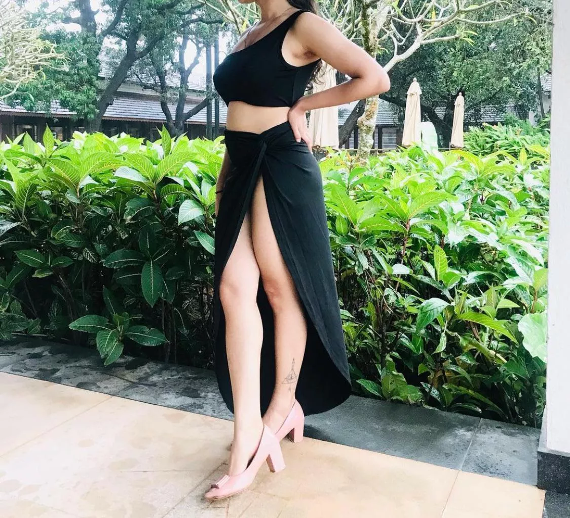 Good morning goa. Couple in 30s looking to connect with like minded couples . Enjoy the morning view of wifey 🥂🥂🥂🥂