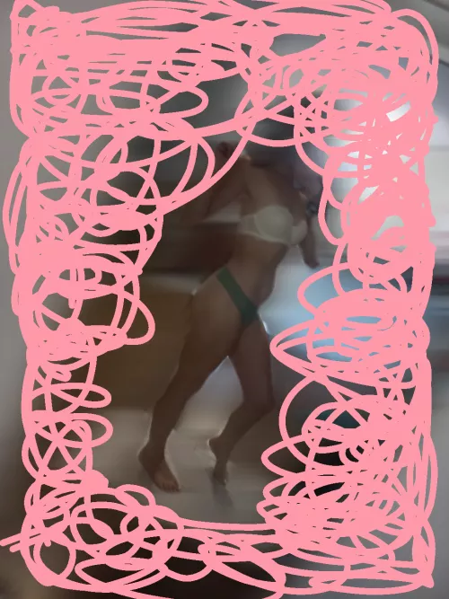 Hotty with a body getting bend over the potty 🚽 🤣