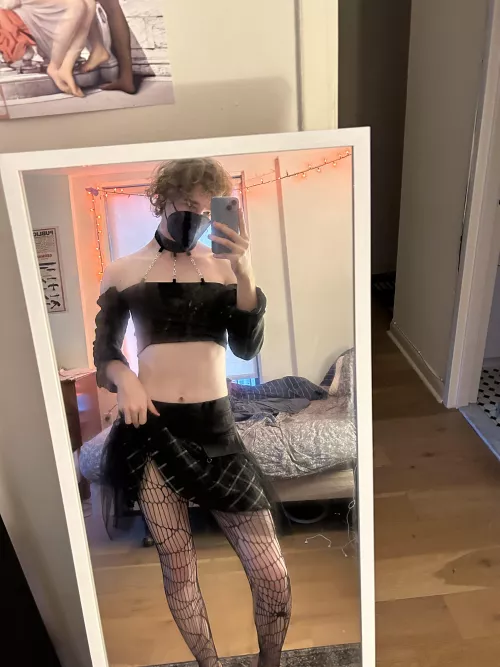 I can give you more than just a peek if your sweet ;3