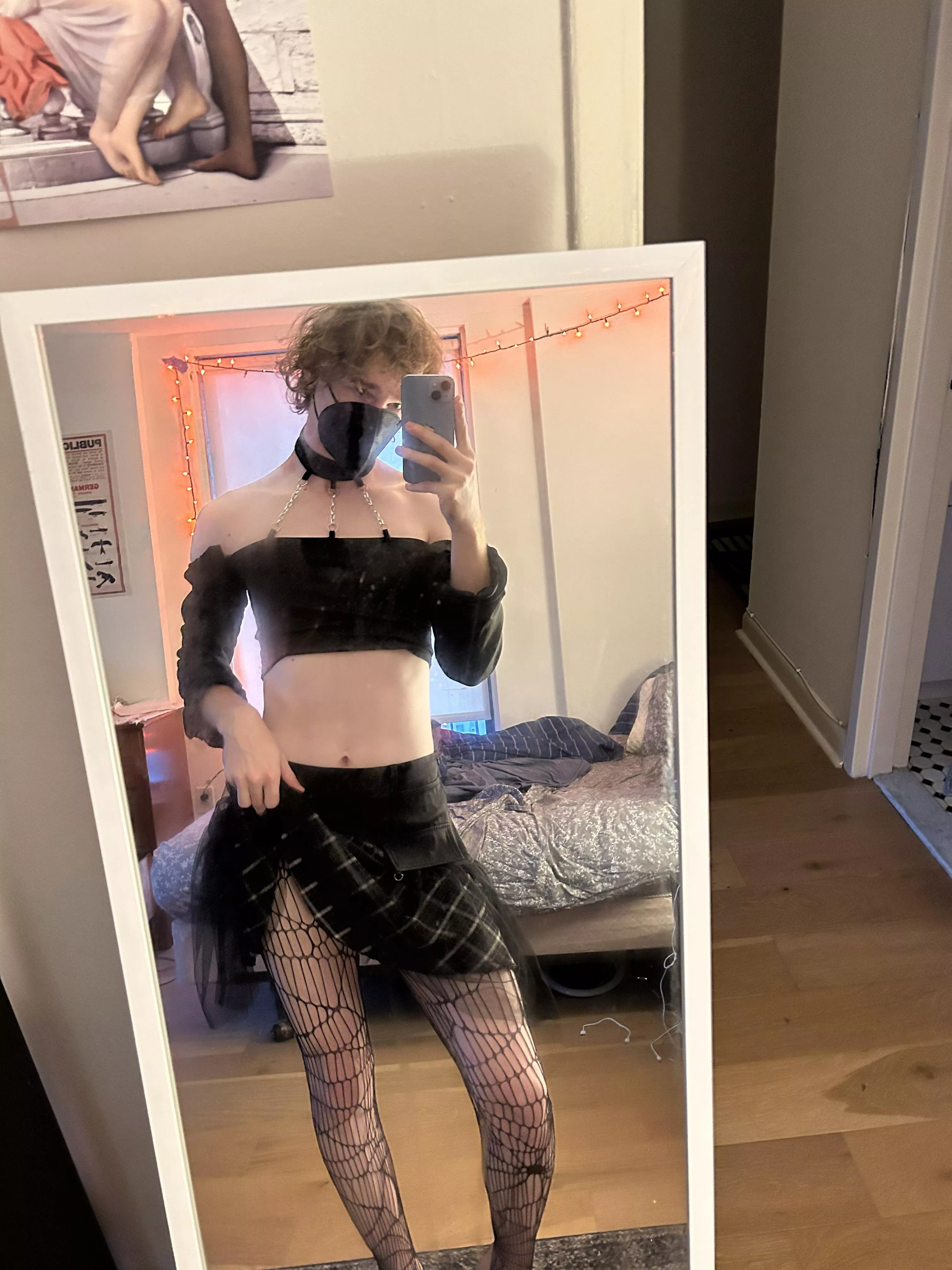 I can give you more than just a peek if your sweet ;3