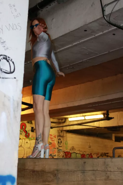 I love bringing shiny clothes into dark places 😍 