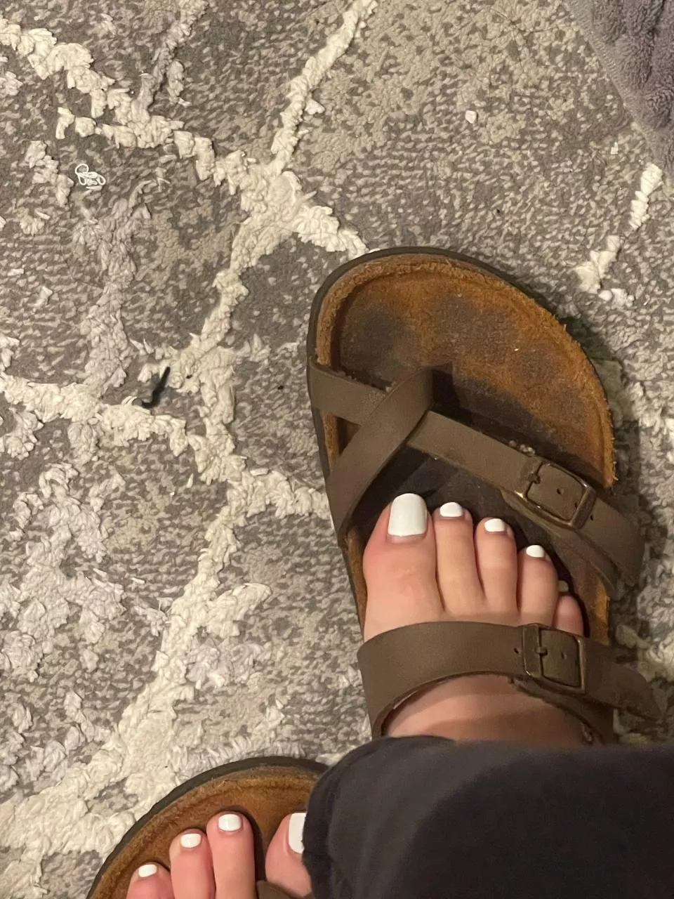 I love wearing my sweat stained birks❤️👣really make my toes look good 