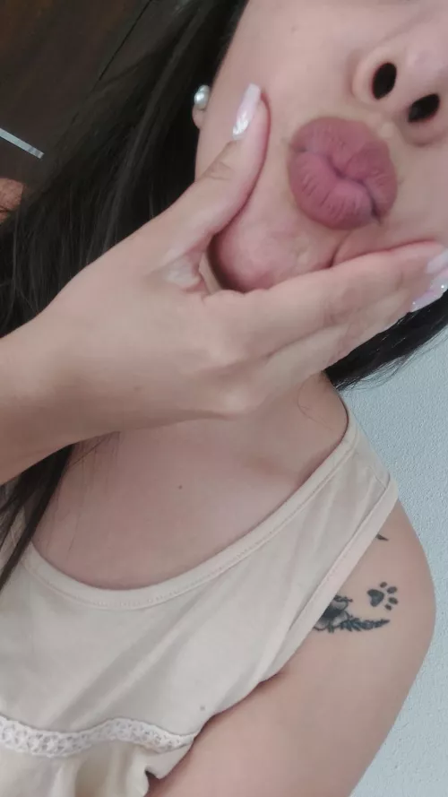 I send you a kiss and I hope you have a great Friday!