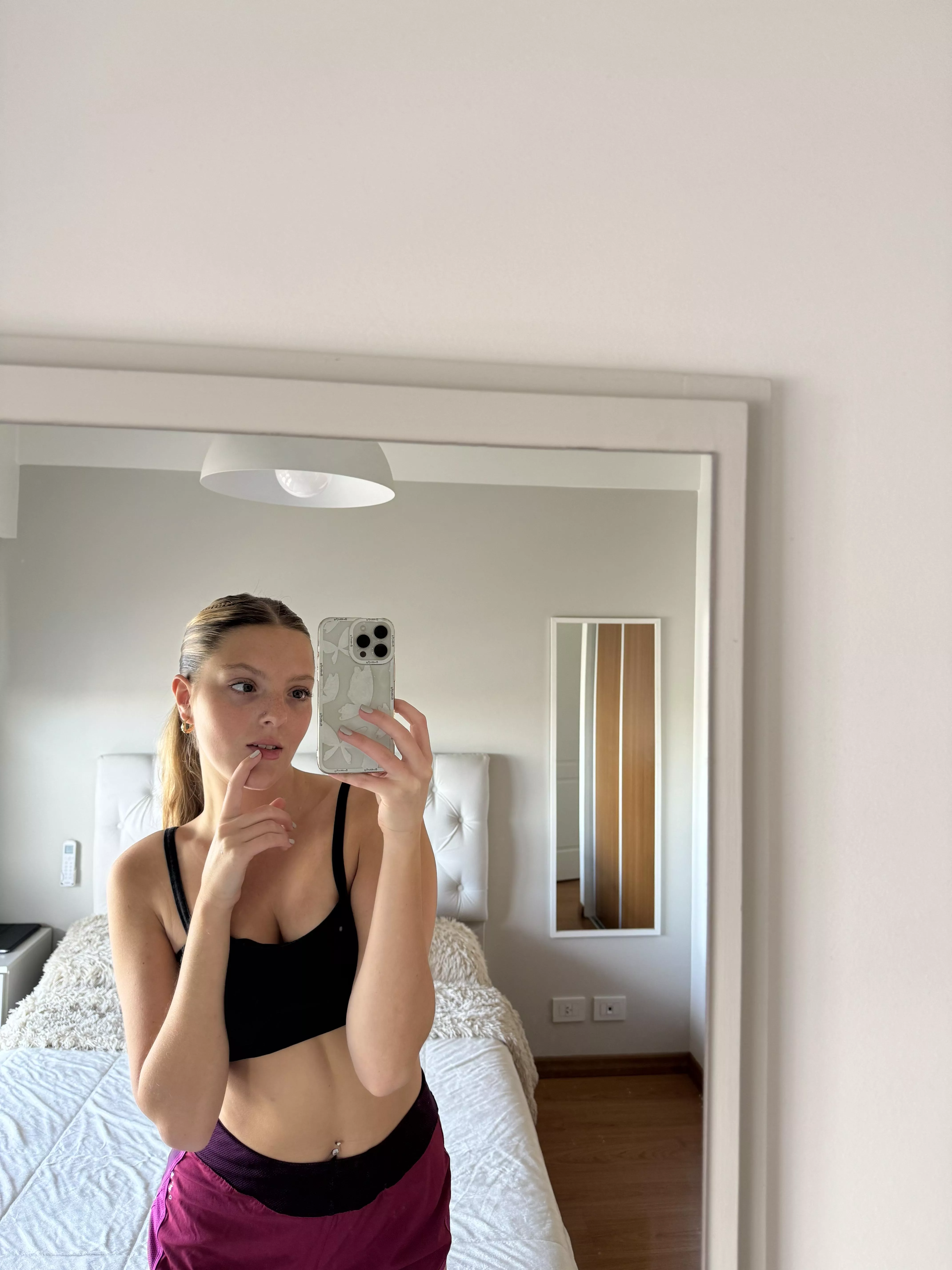 I'm lonely and bored, anybody available to offer me some company here