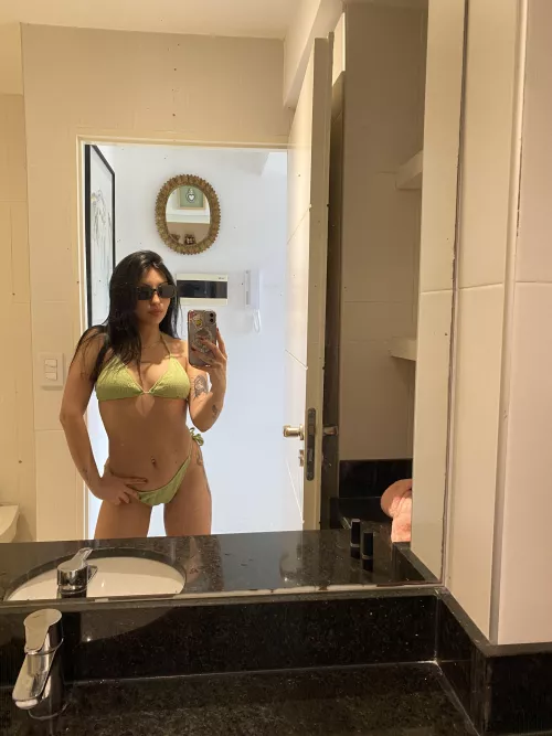 Je vous attends sagement messieurs, dites moi ce que vous pensez de moi 🫢