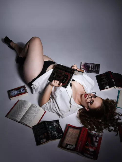 Just another book girlie