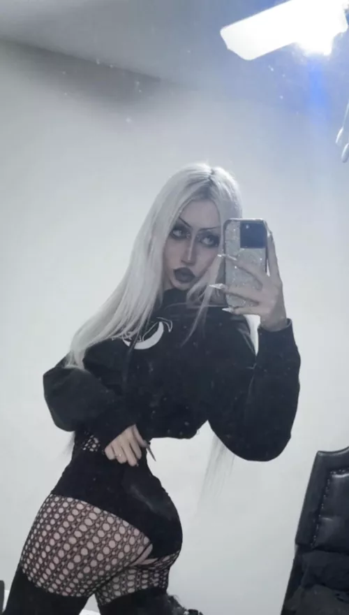 Let me be your goth gf so I can send you nudes at work 