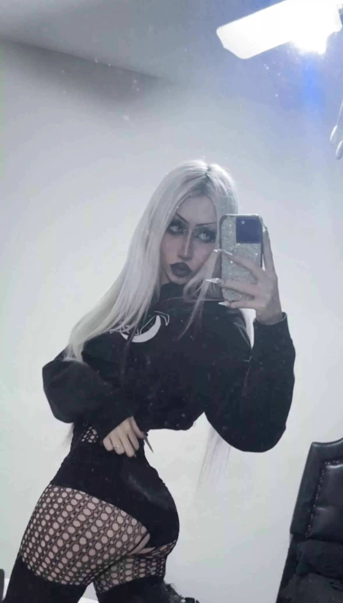 Let me be your goth gf so I can send you nudes at work 