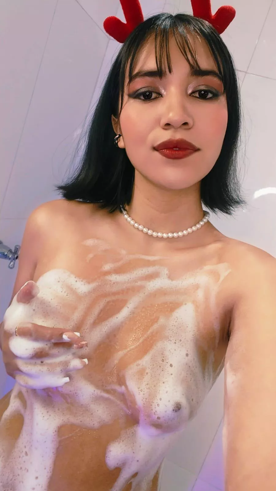 [lina_bedoya] welcome to my foam party! Activate my Goals! We will be naughty in my shower!  
