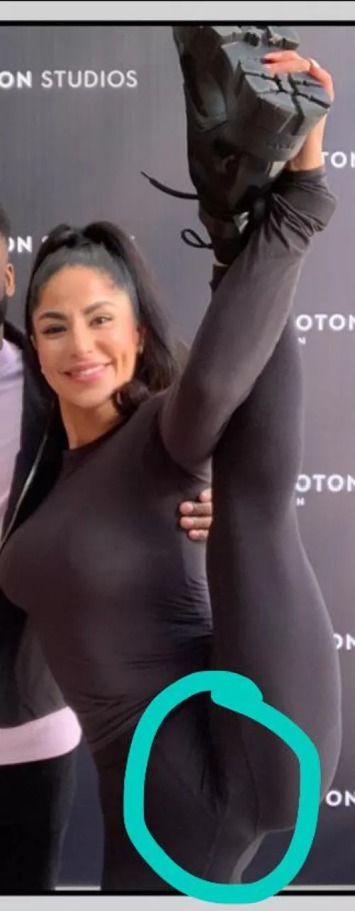 Love her flashing her little clit 🤤🤤🤤